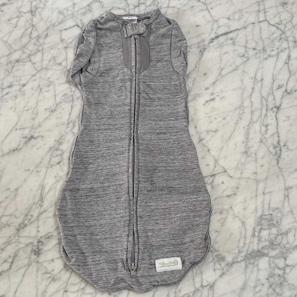 Woombie Swaddle 0-3m Gray Shoulder Snaps Full Zip